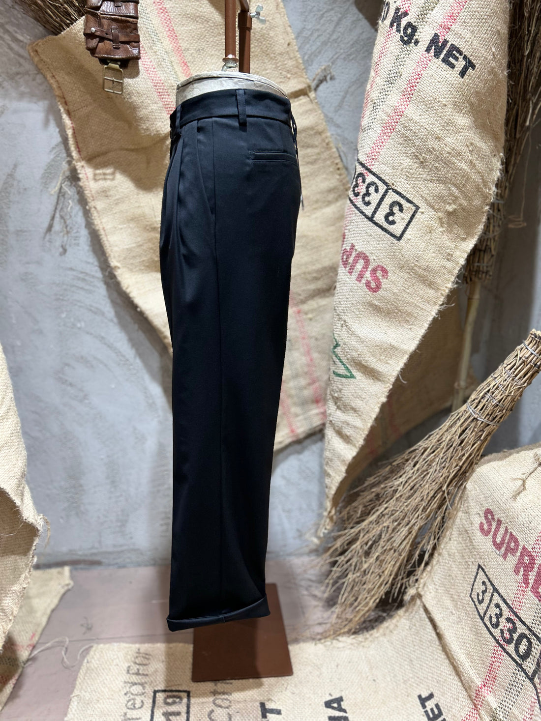PANTS WITH PLEATS - MASTIC, BLACK