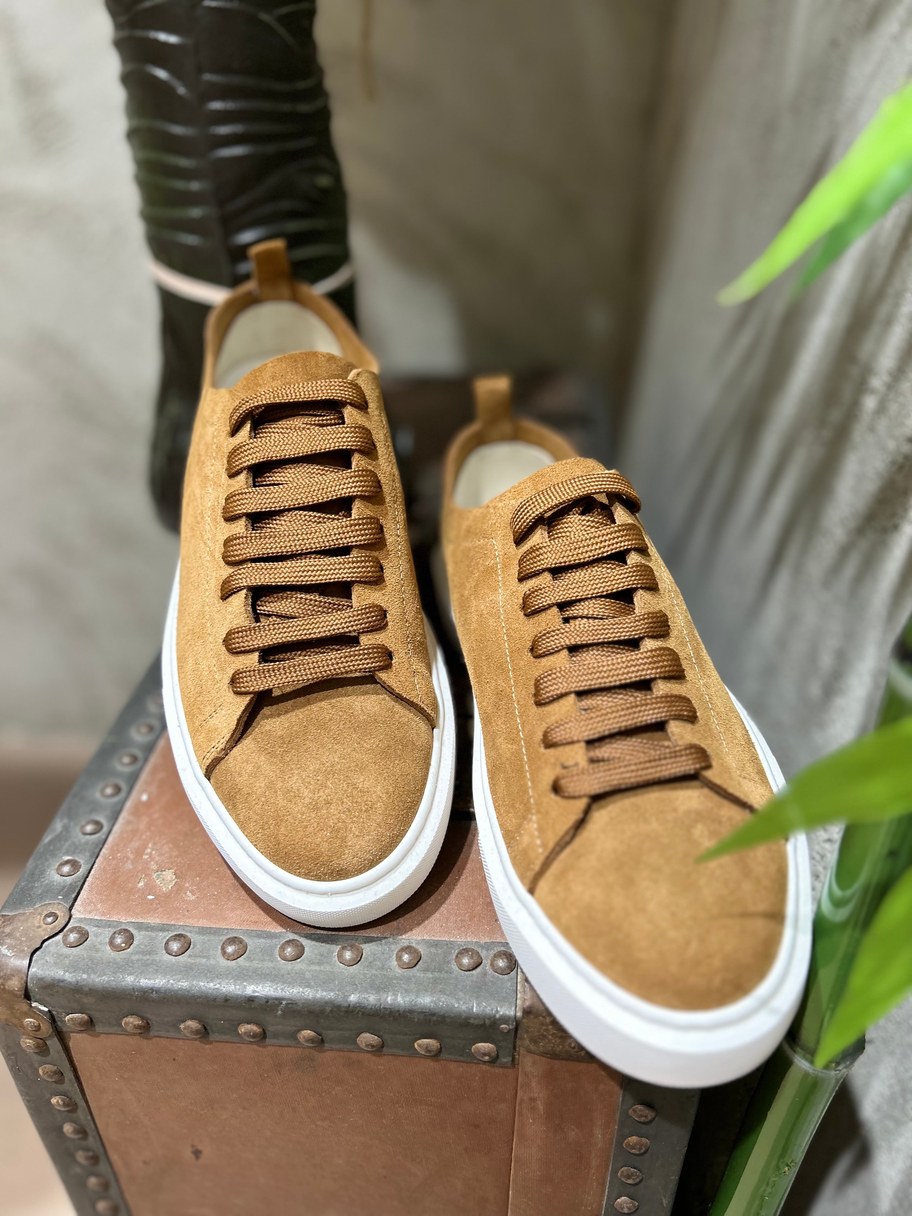 SNEAKERS IN PELLE SCAMOSCIATA - TABACCO