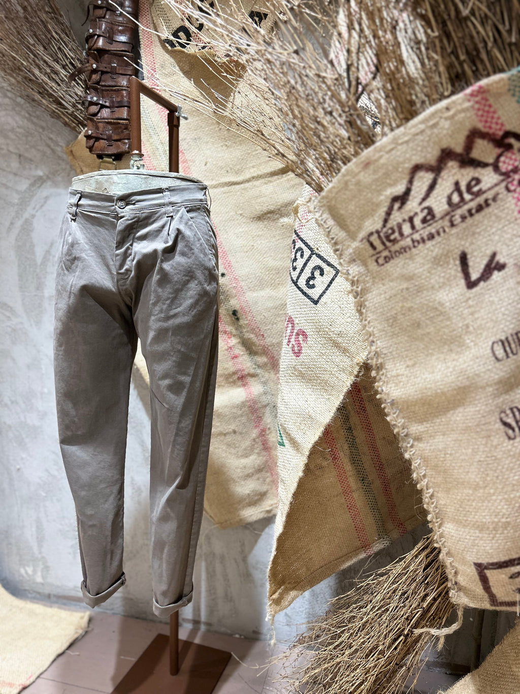 PANTALONI CON ELASTICO POSTERIORE - FANGO