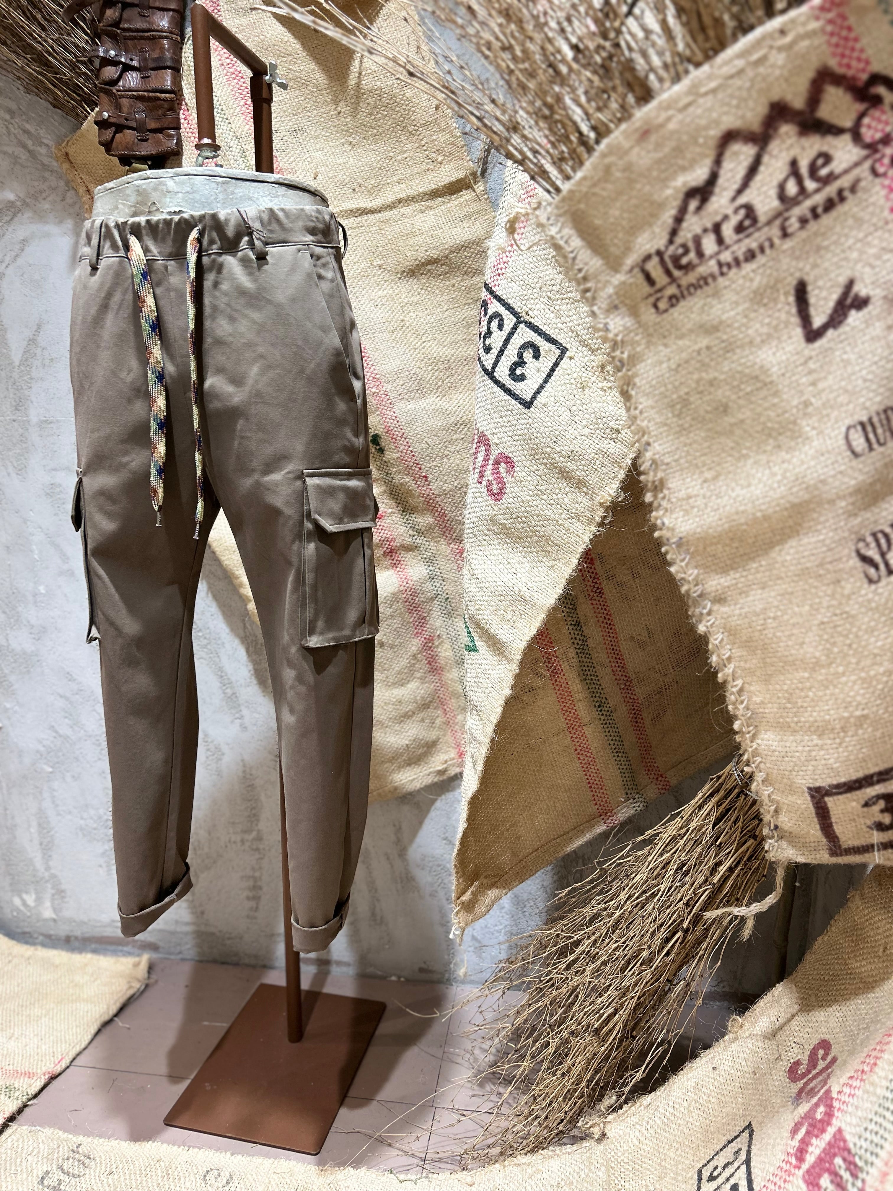 PANTALONI CARGO - FANGO, BIANCO