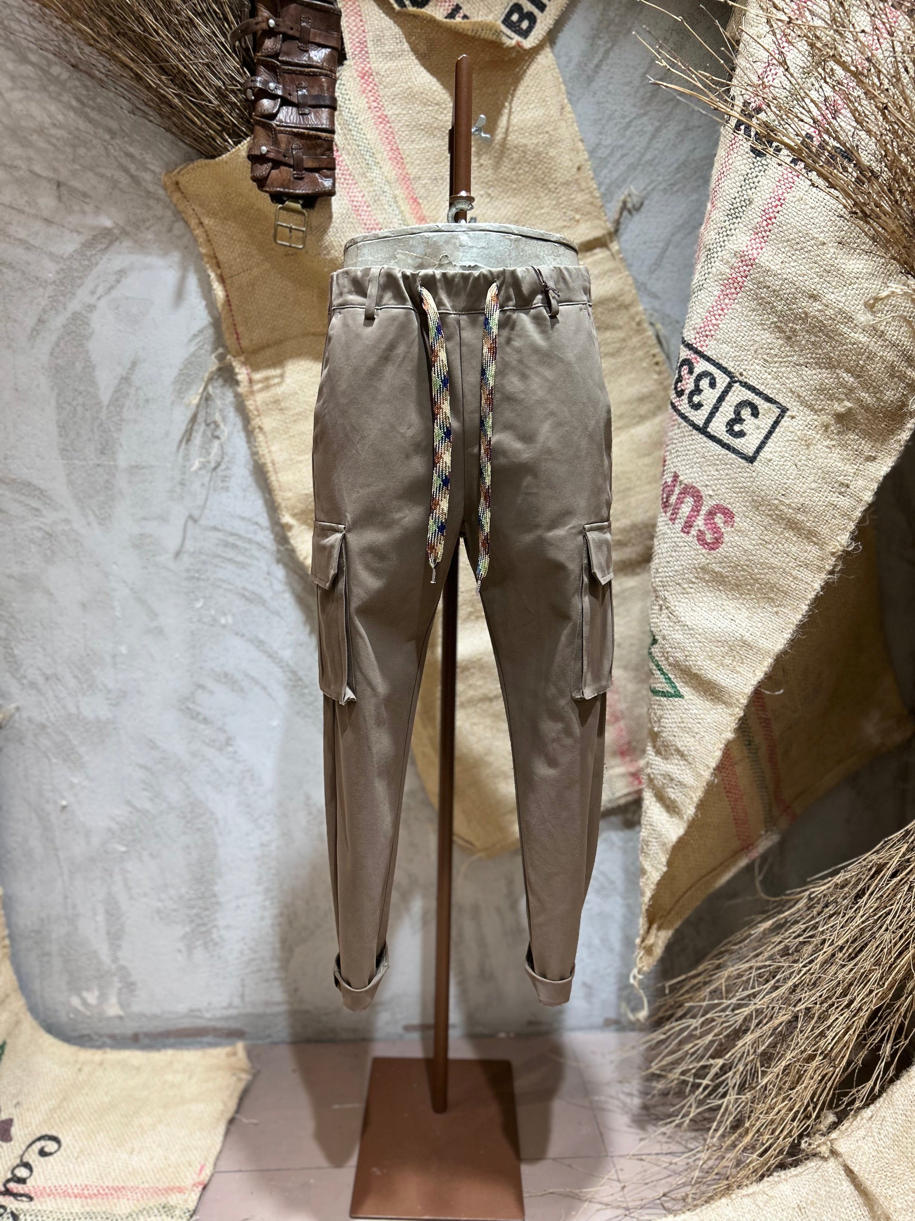 PANTALONI CARGO - FANGO, BIANCO